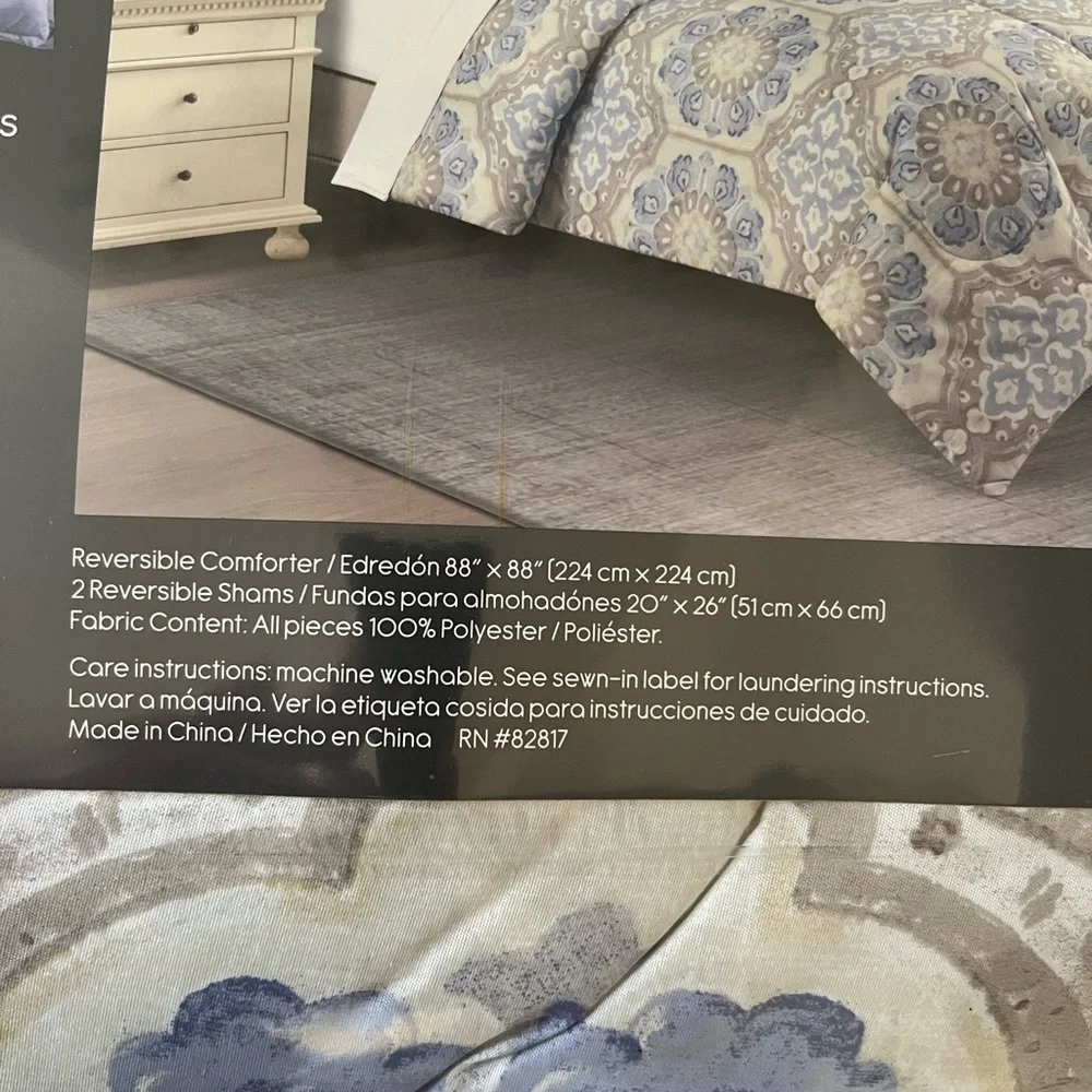 Brand new reversible 3-piece comforter set Size: Full/ Queen
